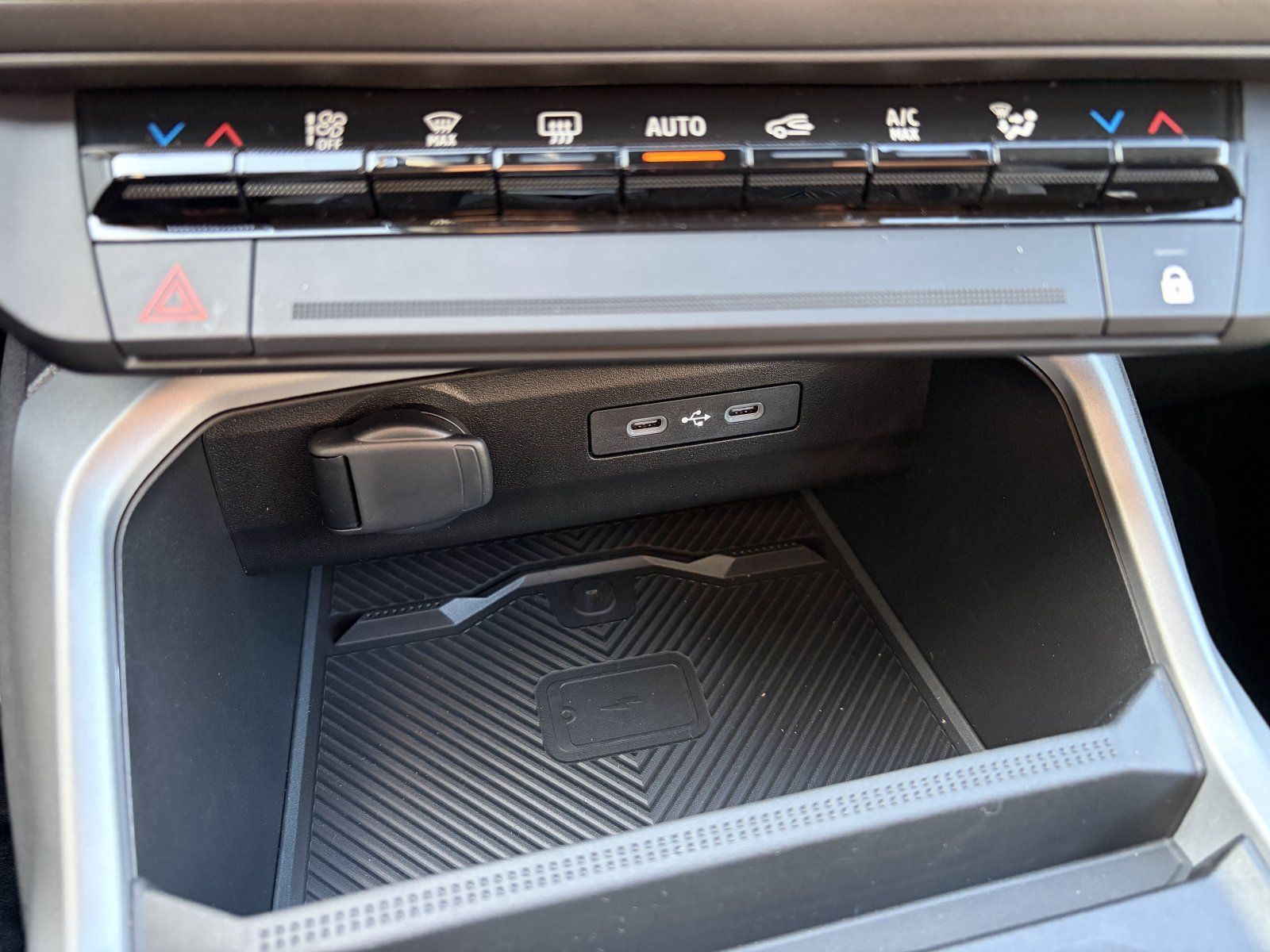 Fahrzeug Innenraum Mittelkonsole mit USB-C Anschlüssen, induktiver Ladestation und Klimabedienfeld