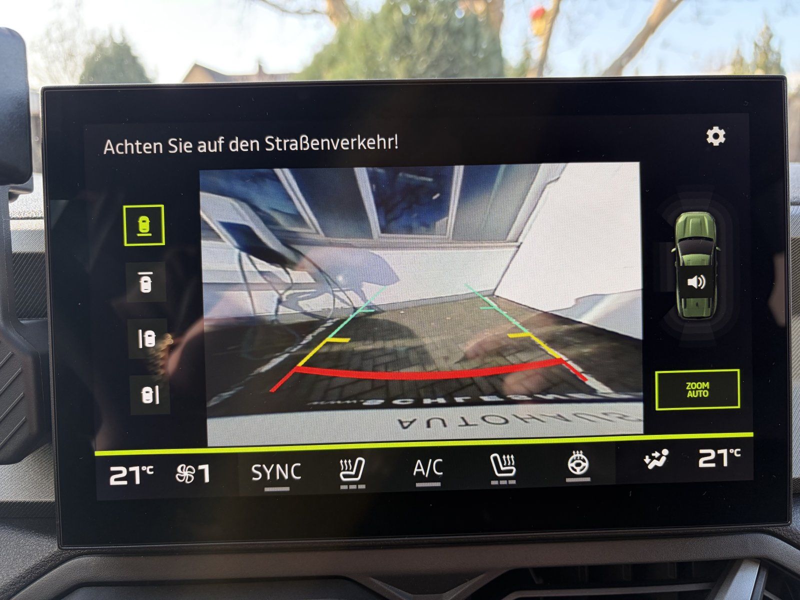 Fahrzeug Rückfahrkamera Display mit Einparkhilfe und Klimaanzeige im Innenraum