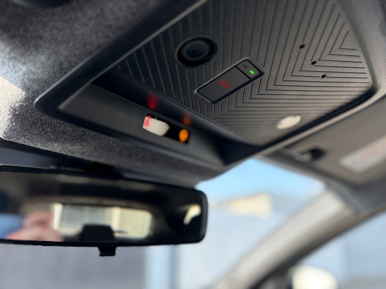 Fahrzeug Innenraum Dachhimmel mit SOS-Notruftaste, Innenrückspiegel und Bedieneinheit