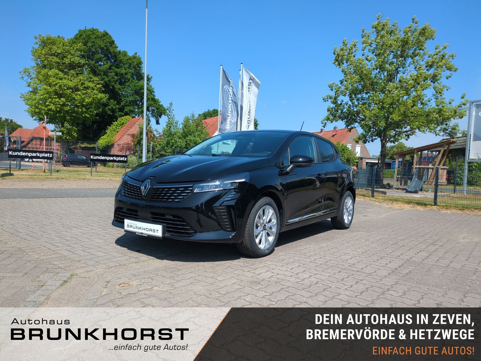 Schwarzer Renault Clio Neuwagen im modernen Showroom von Autohaus Brunkhorst in Zeven, Bremervörde und Hetzwege mit großer Glasfensterfront und Renault Logo