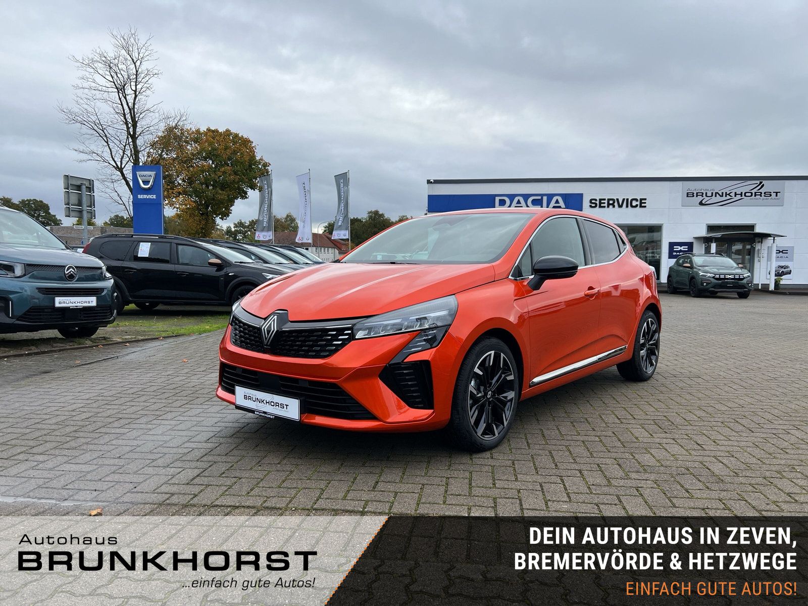 Neuer Renault Clio in Orange-Rot im Autohaus Brunkhorst Showroom in Zeven, Bremervörde und Hetzwege - Frontansicht des sportlichen Kleinwagens mit modernem Design und schwarzen Felgen