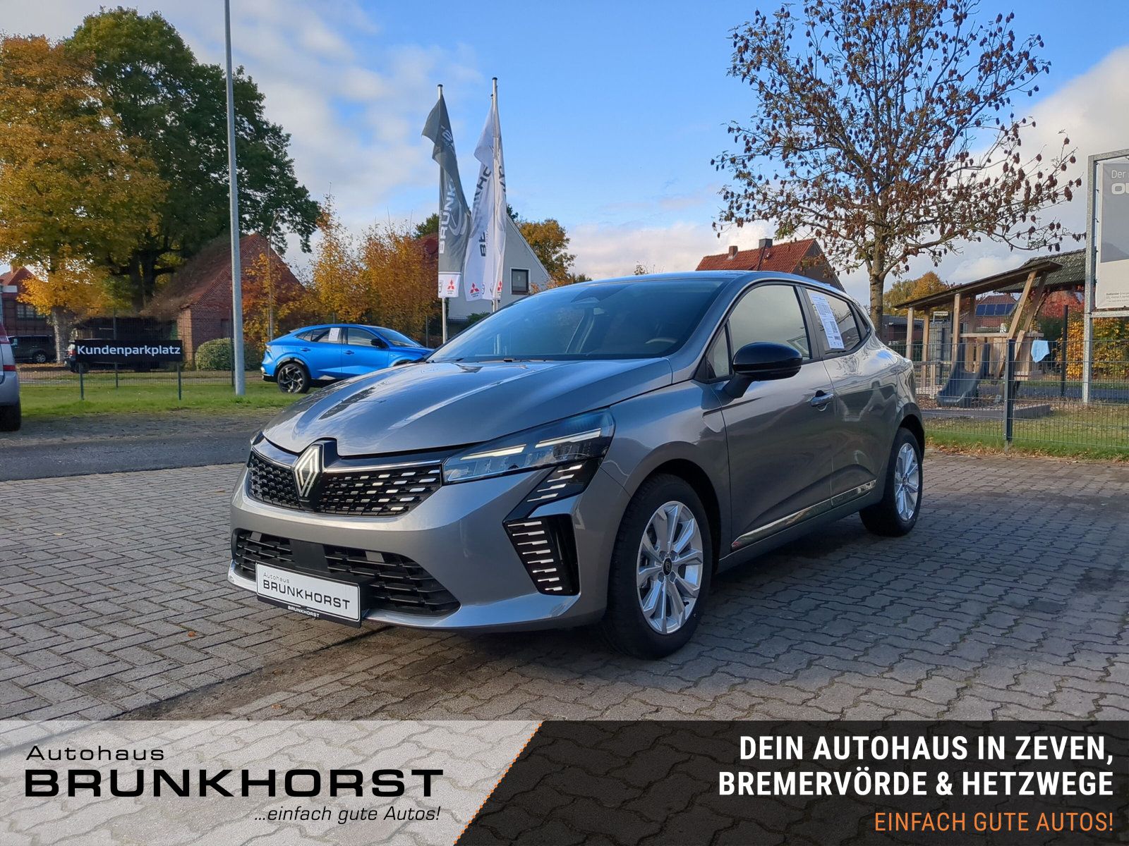 Grauer Renault Clio Neuwagen im Autohaus Brunkhorst Showroom mit modernem Interieur und großen Glasfenstern