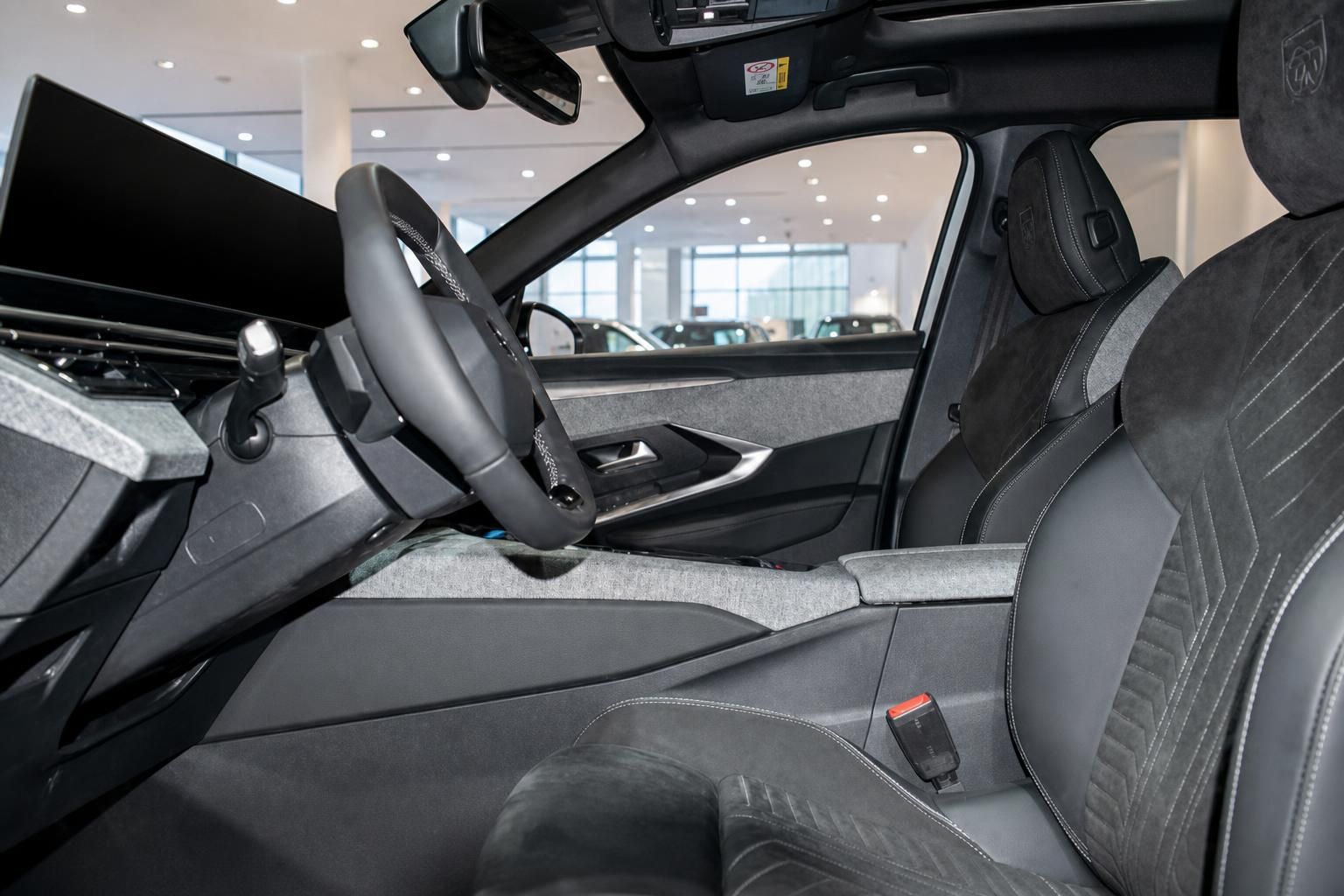 Fahrzeuginnenraum mit Lederausstattung, Cockpit und Vordersitzen im Detail
