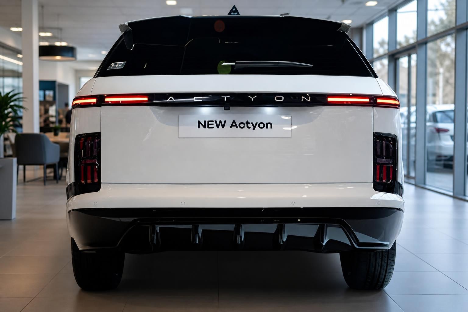 SsangYong New Actyon weißer SUV Heckansicht im Autohaus mit LED-Rückleuchten und schwarzem Diffusor