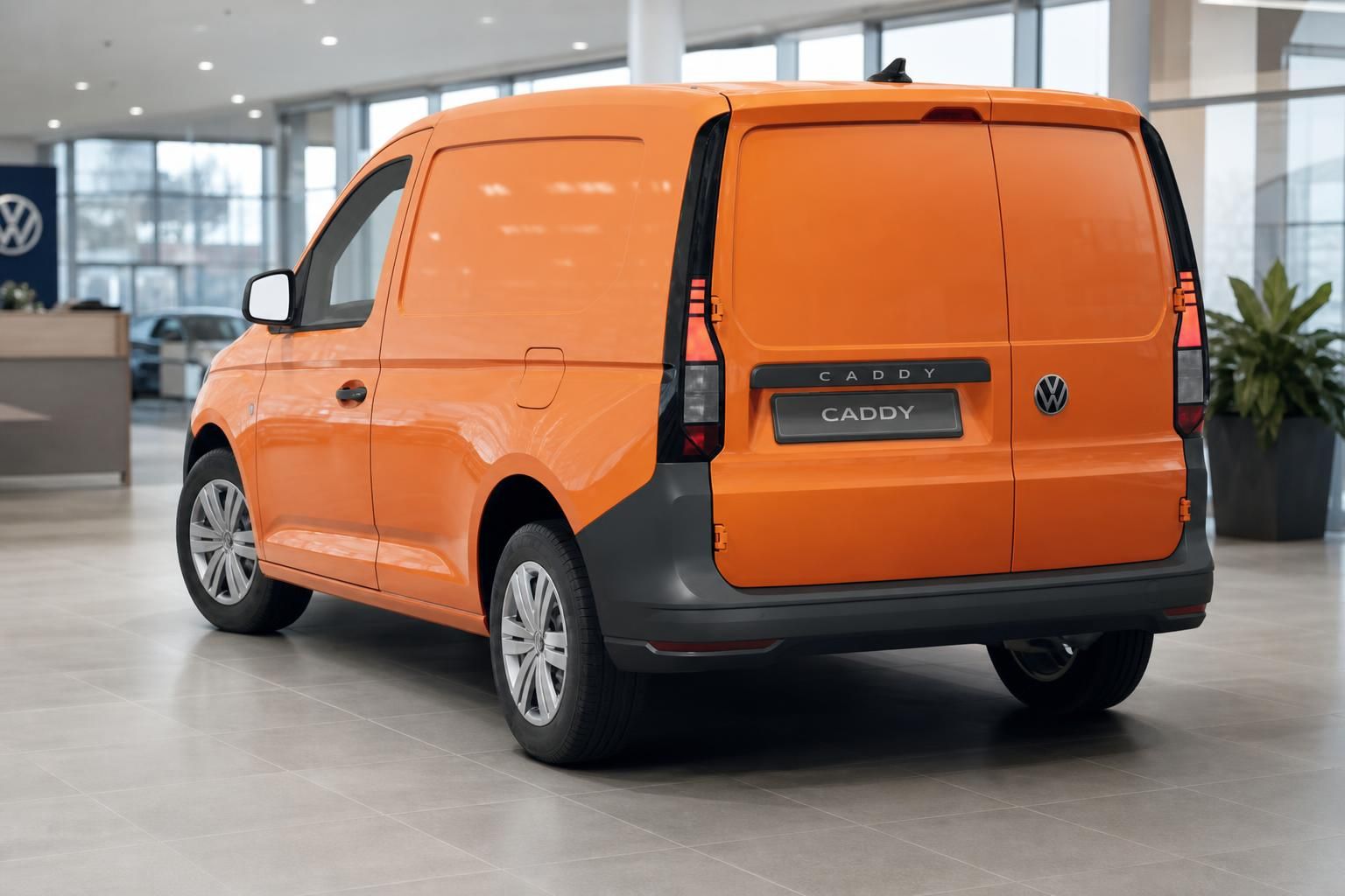 VW Caddy orange Heckansicht mit Hecktueren im Showroom
