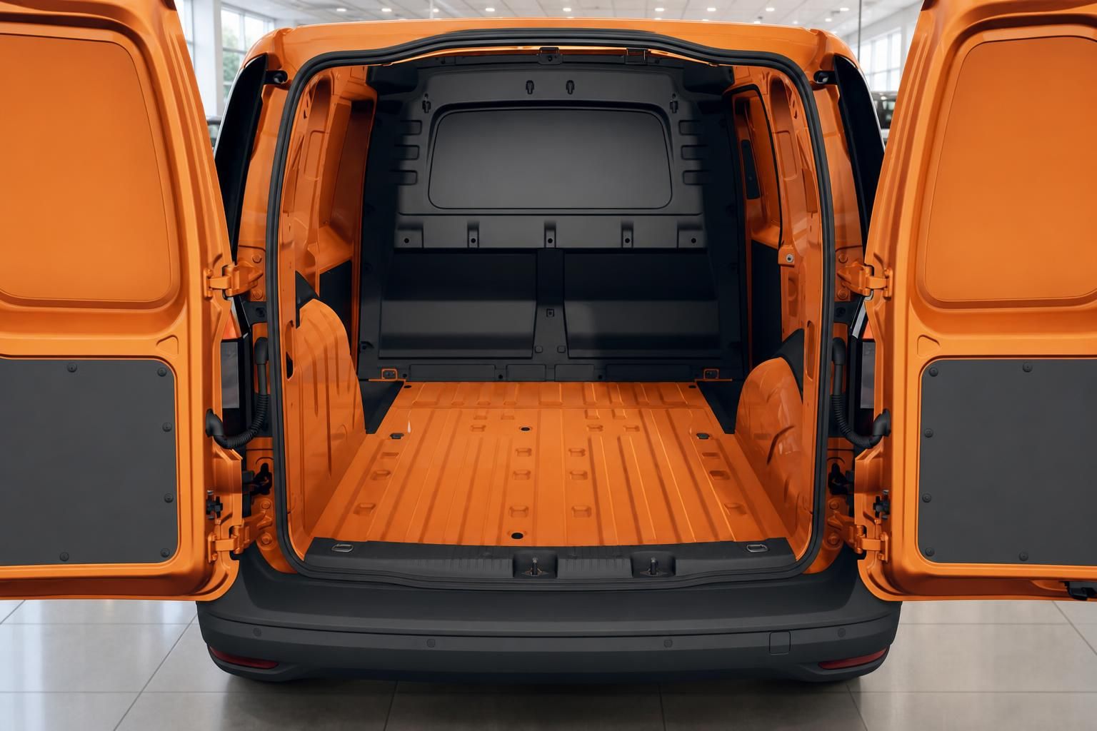 VW Caddy Laderaum orange mit geoeffneten Hecktueren