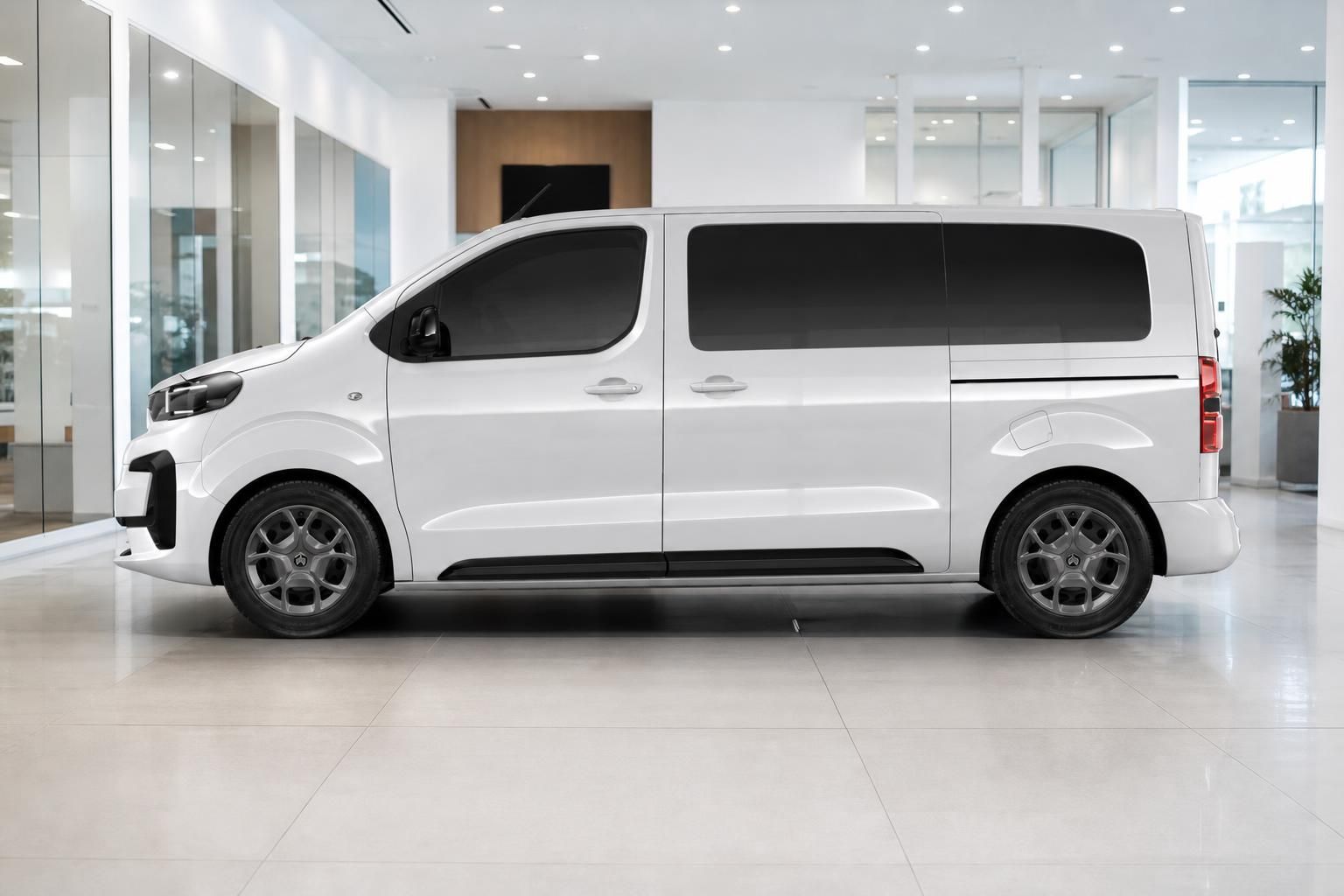Citroën Spacetourer weiss Seitenansicht links im Autohaus