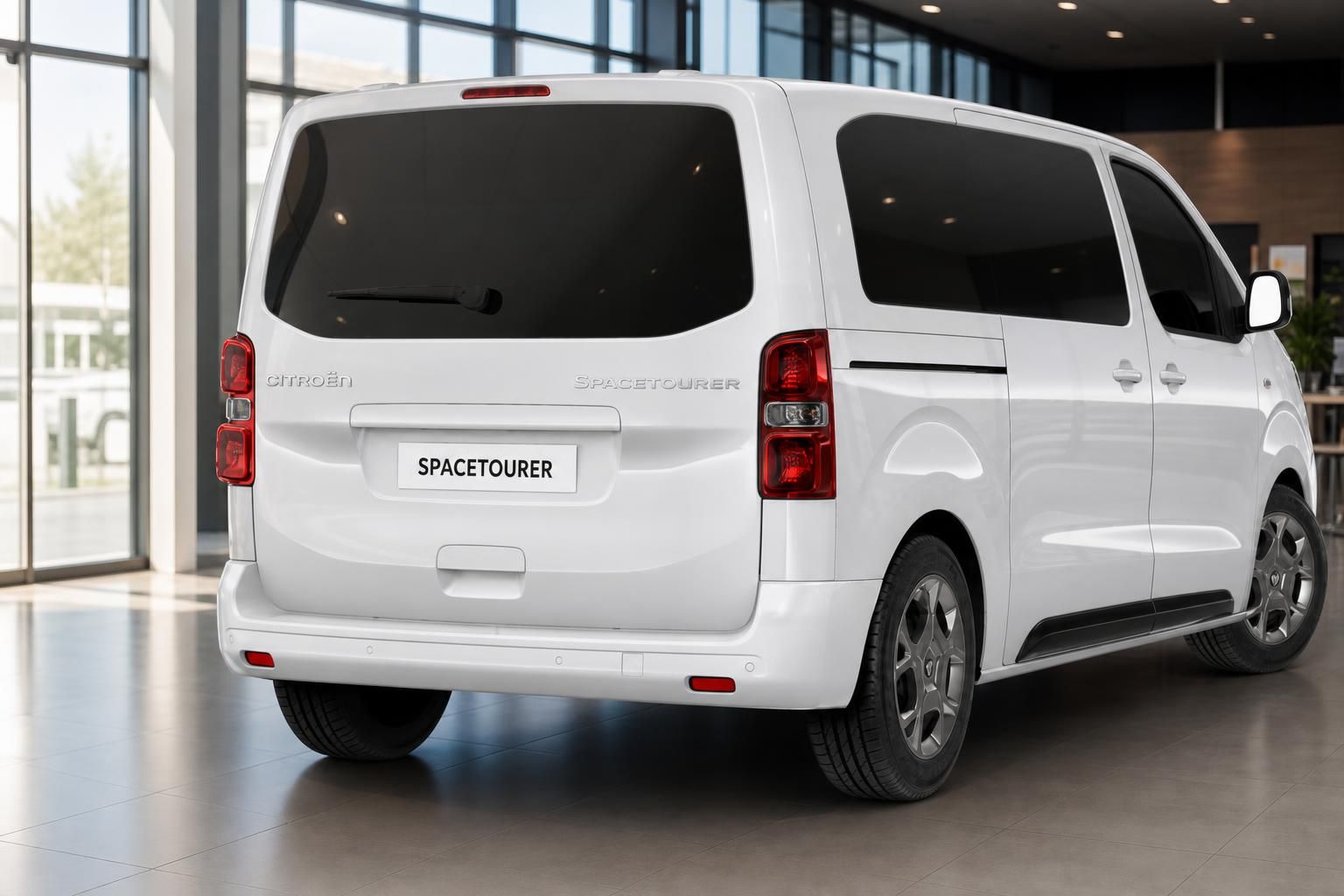 Citroën Spacetourer weiss Heckansicht schräg rechts im Autohaus