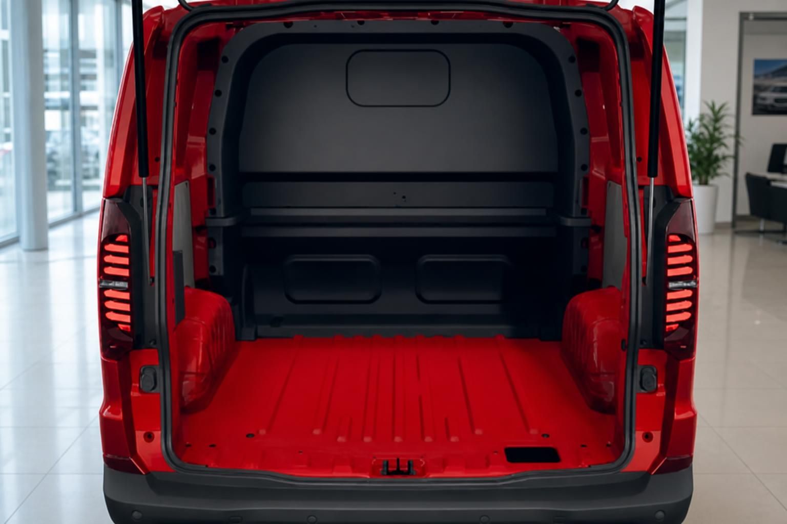 Leerer Laderaum des roten VW Transporter mit geoeffneten Tueren