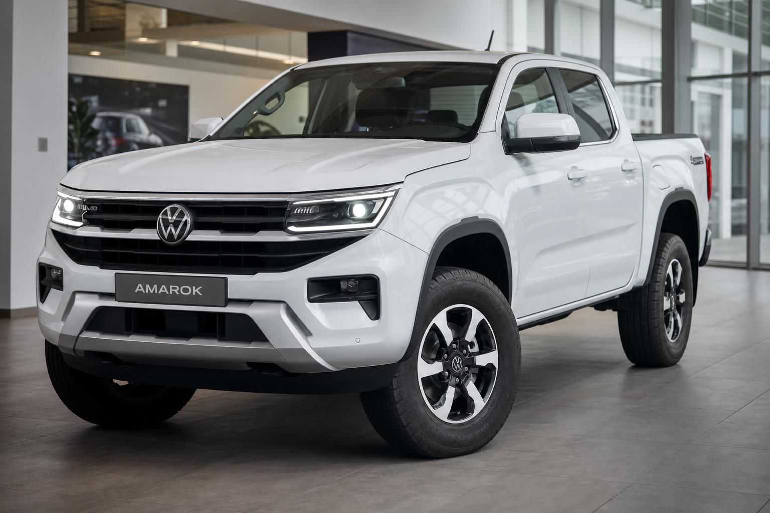 VW Amarok weiß in Frontansicht im Autohaus-Showroom