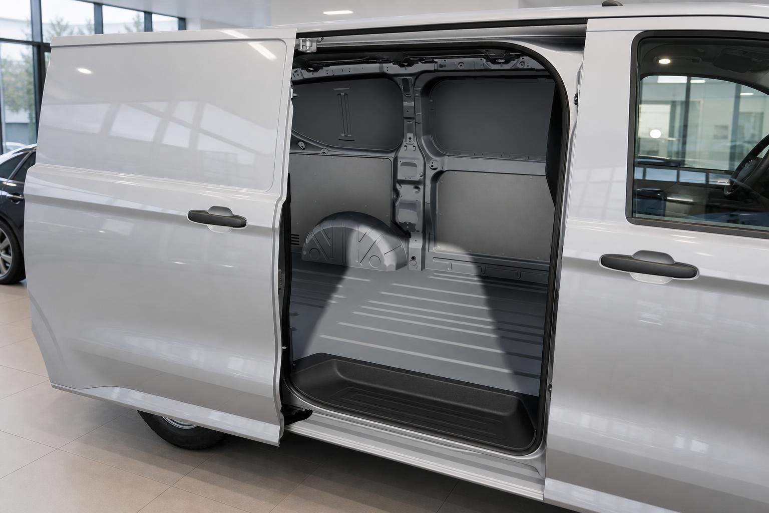 VW Transporter weiss mit geoeffneter Schiebetuer Laderaum Ansicht