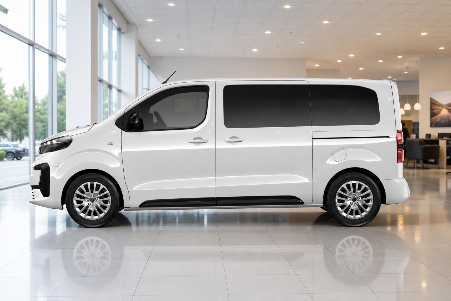 Peugeot Traveller weiß Seitenansicht im Autohaus – langer Personentransporter