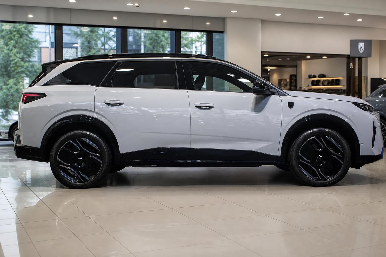 Weißer Peugeot SUV in Seitenansicht im Showroom