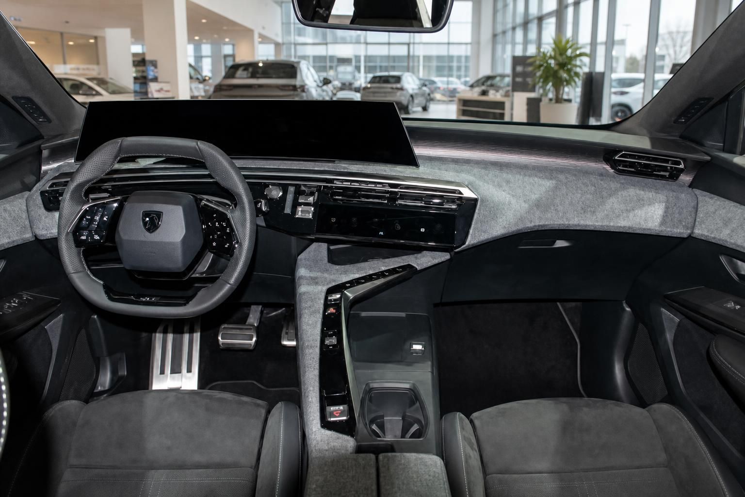 Peugeot E-5008 Innenraum Cockpit mit Lenkrad und Display