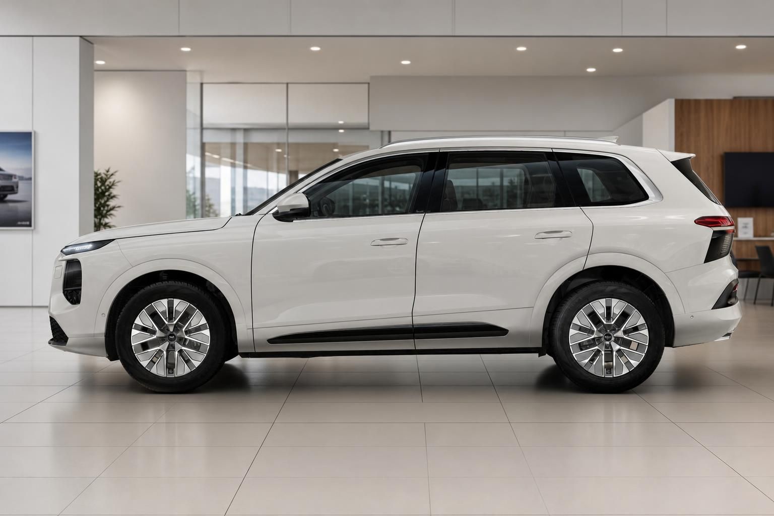 Weißer Audi SUV Seitenansicht im modernen Autohaus präsentiert