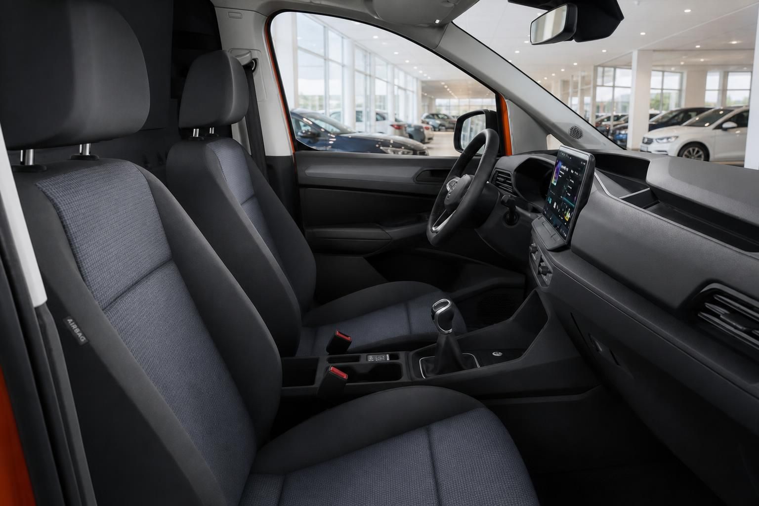 VW Caddy Innenraum mit Vordersitzen und Blick auf Cockpit