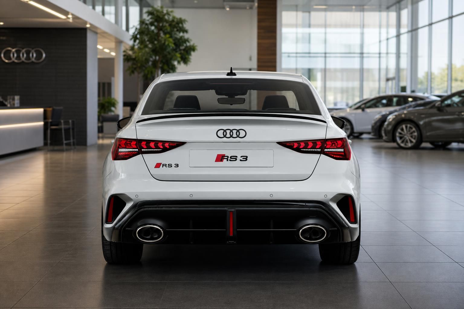 Audi RS3 weiß Heckansicht mit Doppelendrohren im Autohaus
