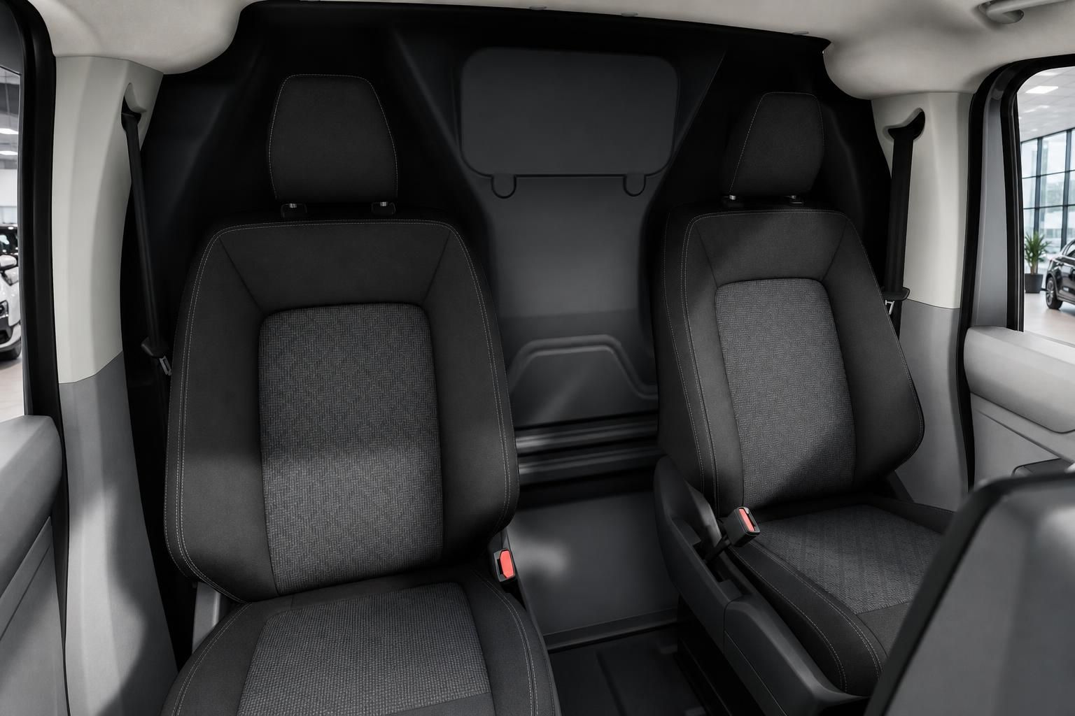 Innenraum VW Transporter mit zweiter Sitzreihe in Stoff-Leder-Optik
