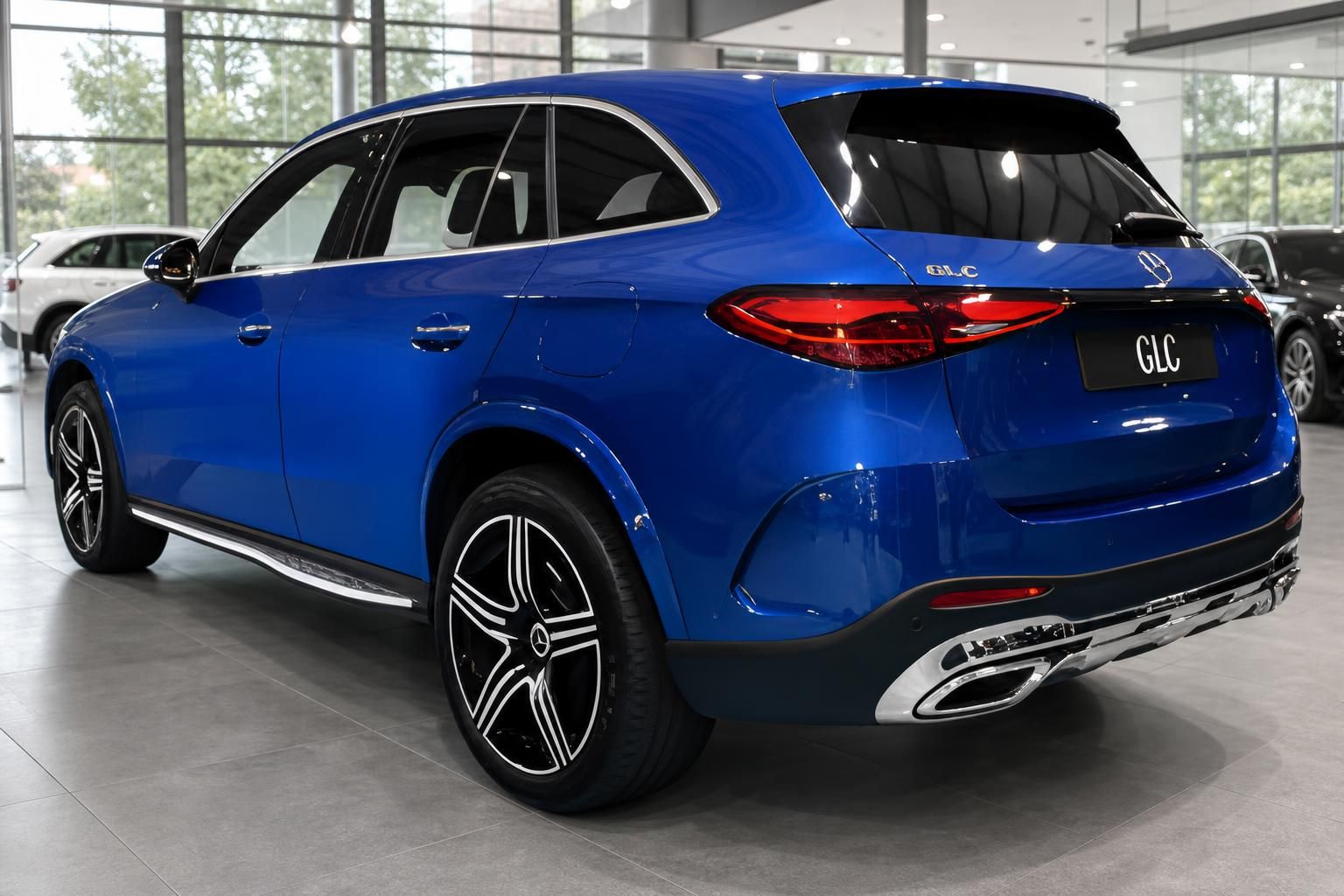 Mercedes-Benz GLC in Blau, Heckansicht im Autohaus