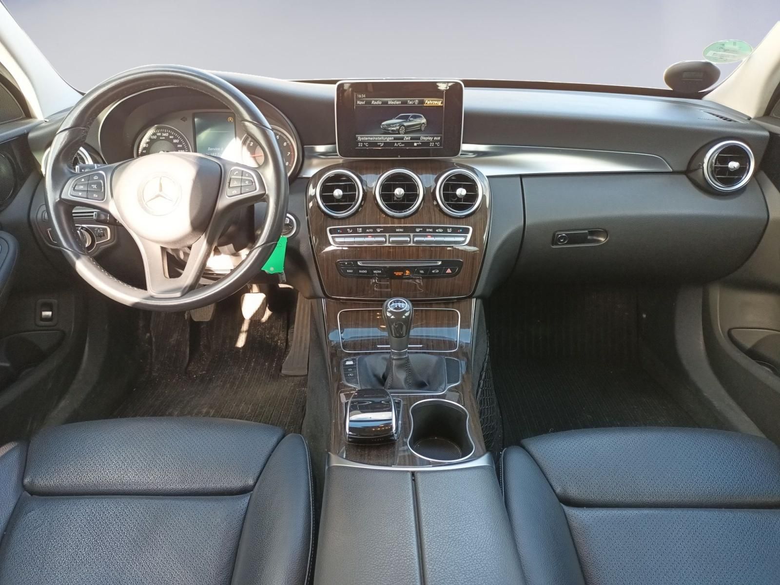 Mercedes-Benz Innenraum mit Cockpit, Mittelkonsole und Ledersitzen