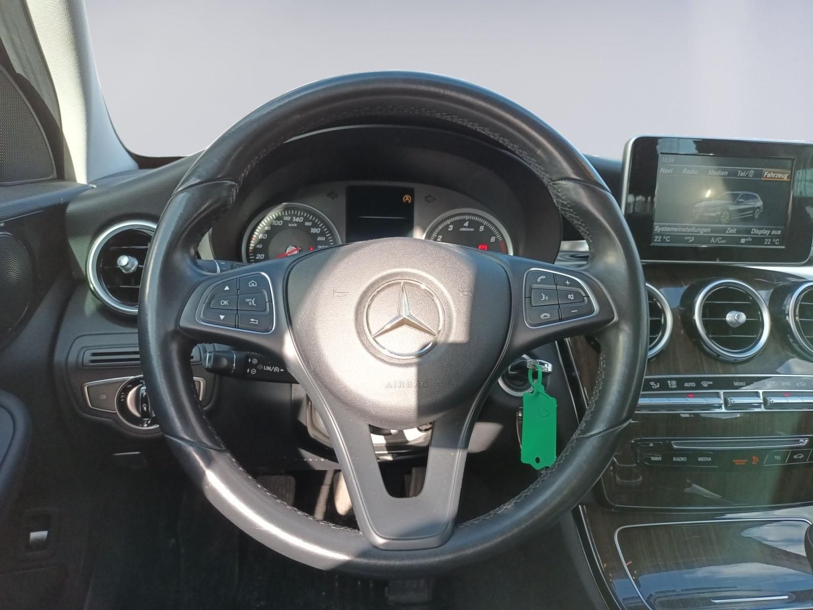 Mercedes-Benz Lenkrad und Cockpit mit Tacho und Multimedia-Display