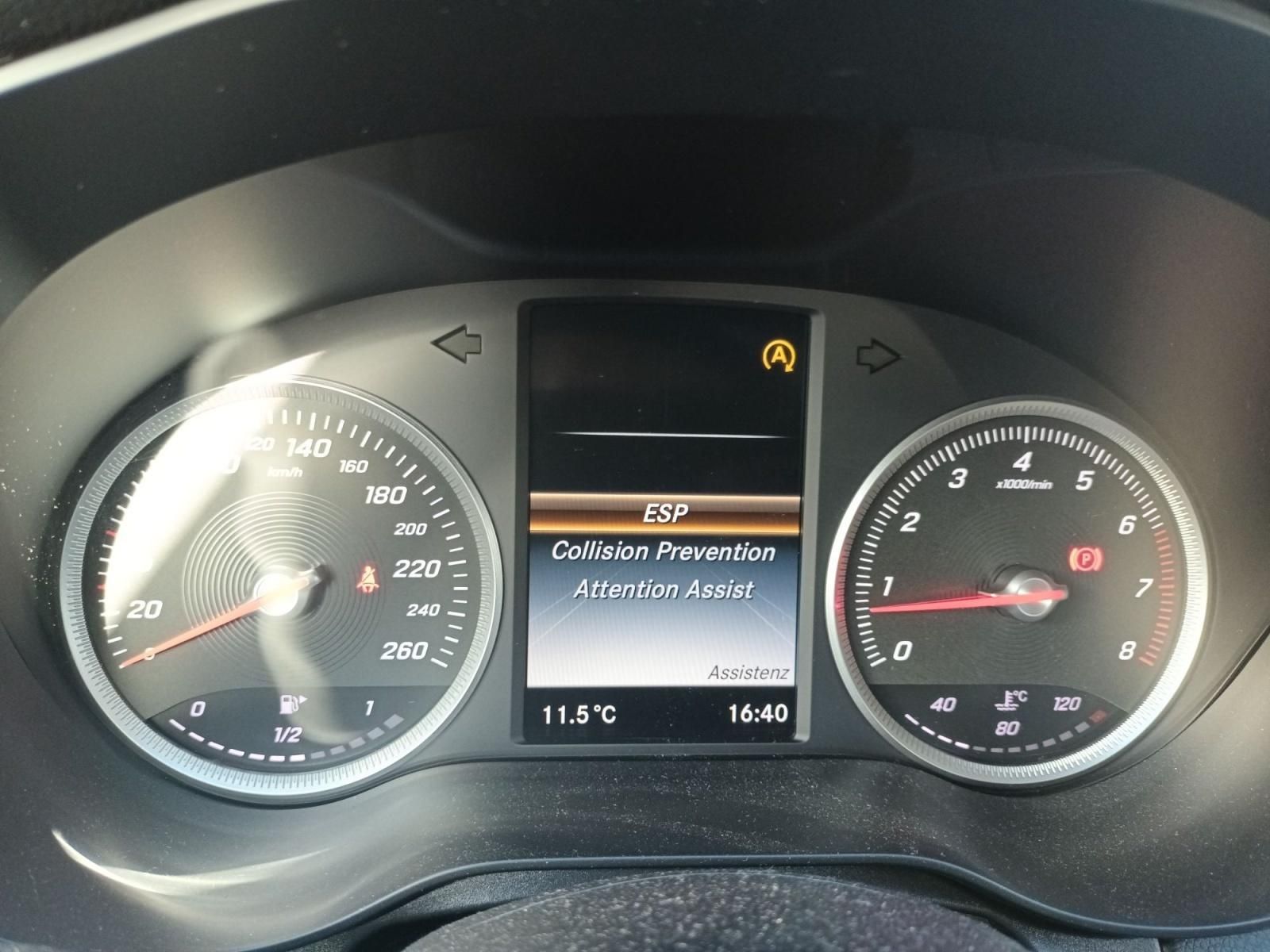 Mercedes-Benz Kombiinstrument mit Assistenzsystem-Anzeige und Tacho