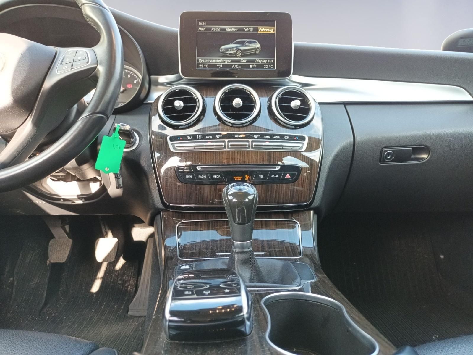 Mercedes-Benz Cockpit Mittelkonsole mit Navigationssystem und Holzoptik