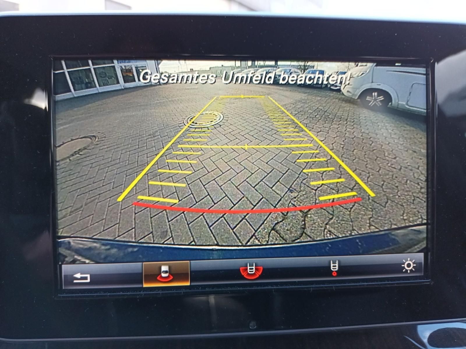 Rückfahrkamera Display mit Parkhilfe-Linien im Fahrzeug-Innenraum
