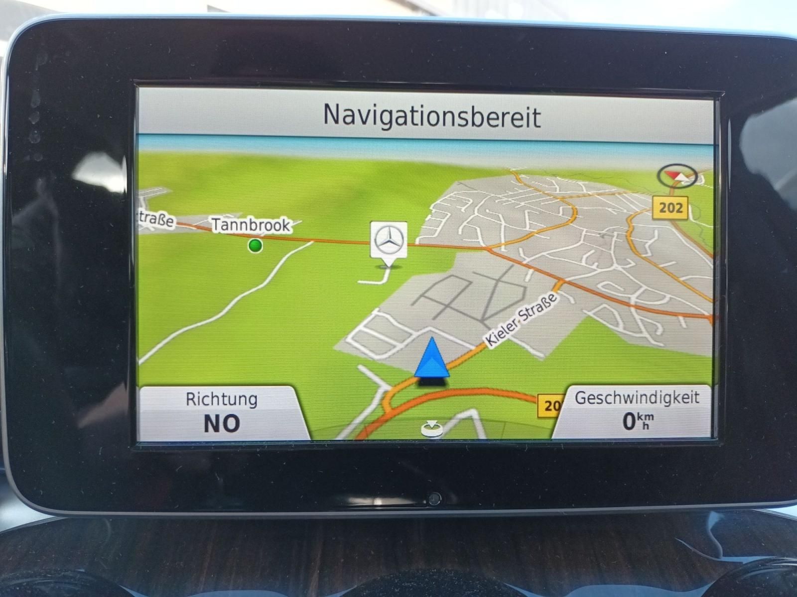 Mercedes-Benz Navigationssystem Bildschirm Kartenansicht im Cockpit