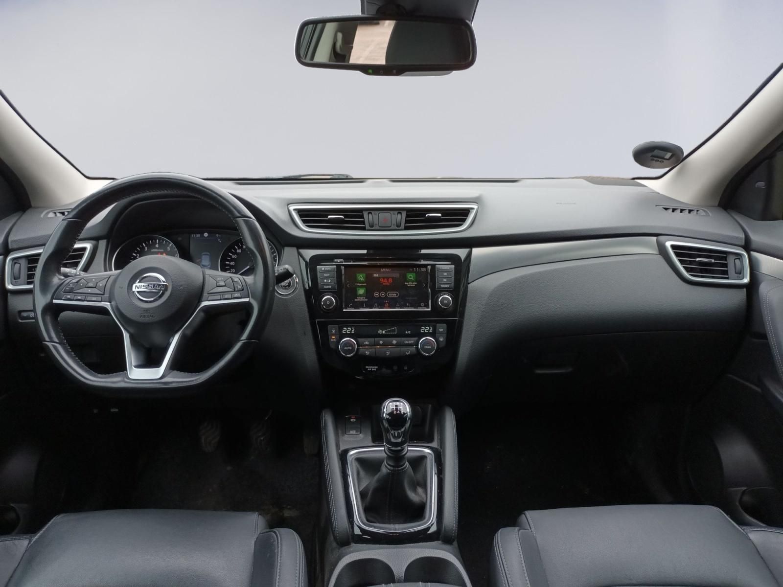 Nissan Qashqai Innenraum Cockpit mit Lenkrad und Navigationssystem