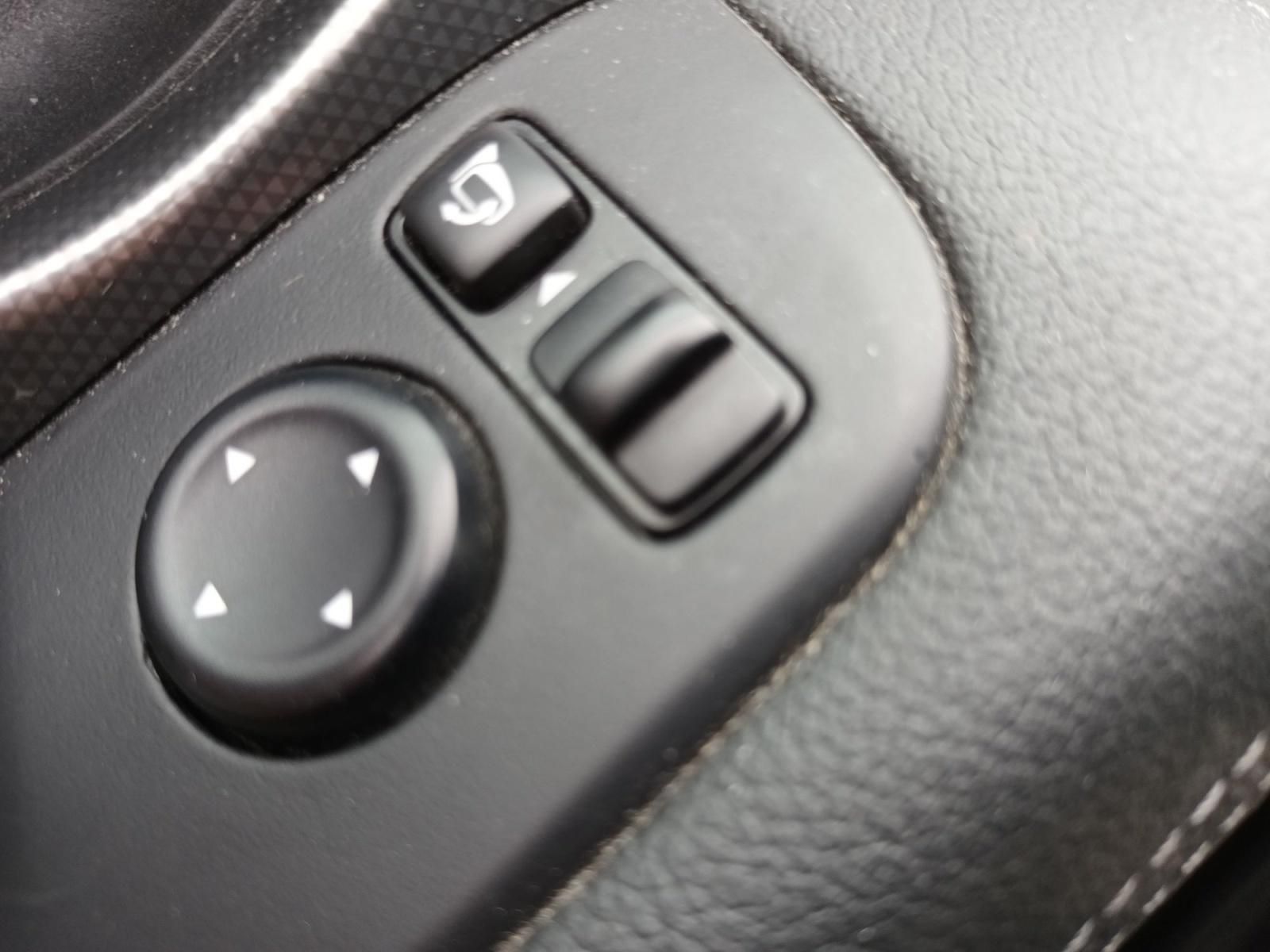 Nissan Fensterheber-Schalter und Spiegelverstellung im Detail