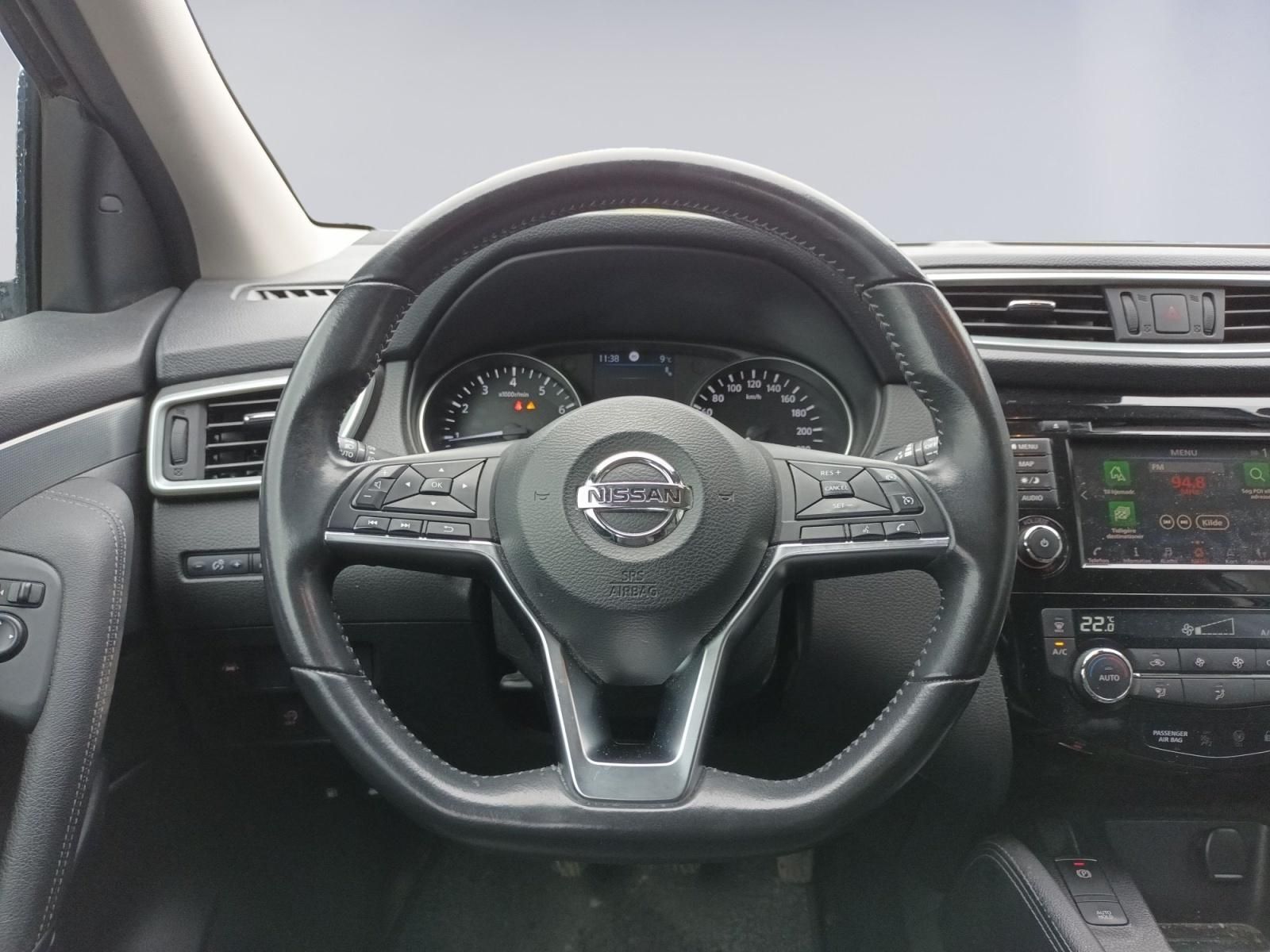 Nissan Cockpit mit Lenkrad und Multifunktionstasten Innenansicht