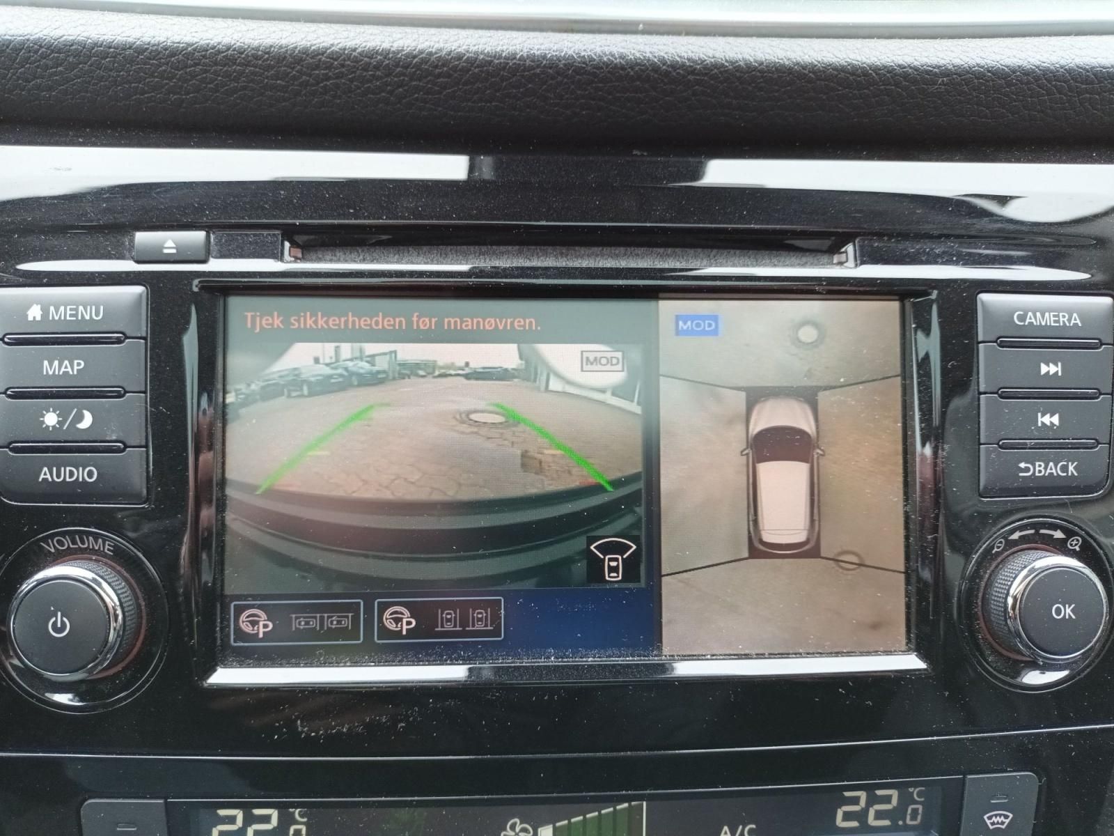 Nissan Qashqai Rueckfahrkamera und 360-Grad-Ansicht im Display