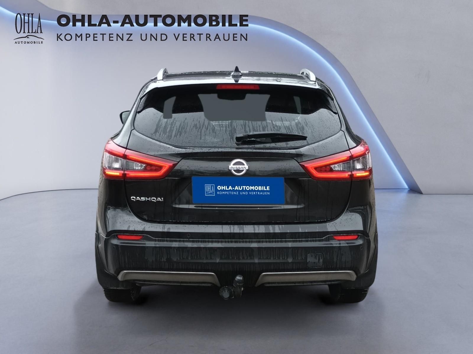 Nissan Qashqai schwarz Heckansicht mit Anhaengerkupplung bei OHLA-Automobile