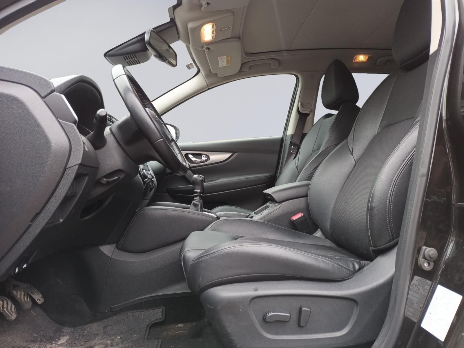 Nissan Qashqai Innenraum mit schwarzen Ledersitzen und Lenkrad
