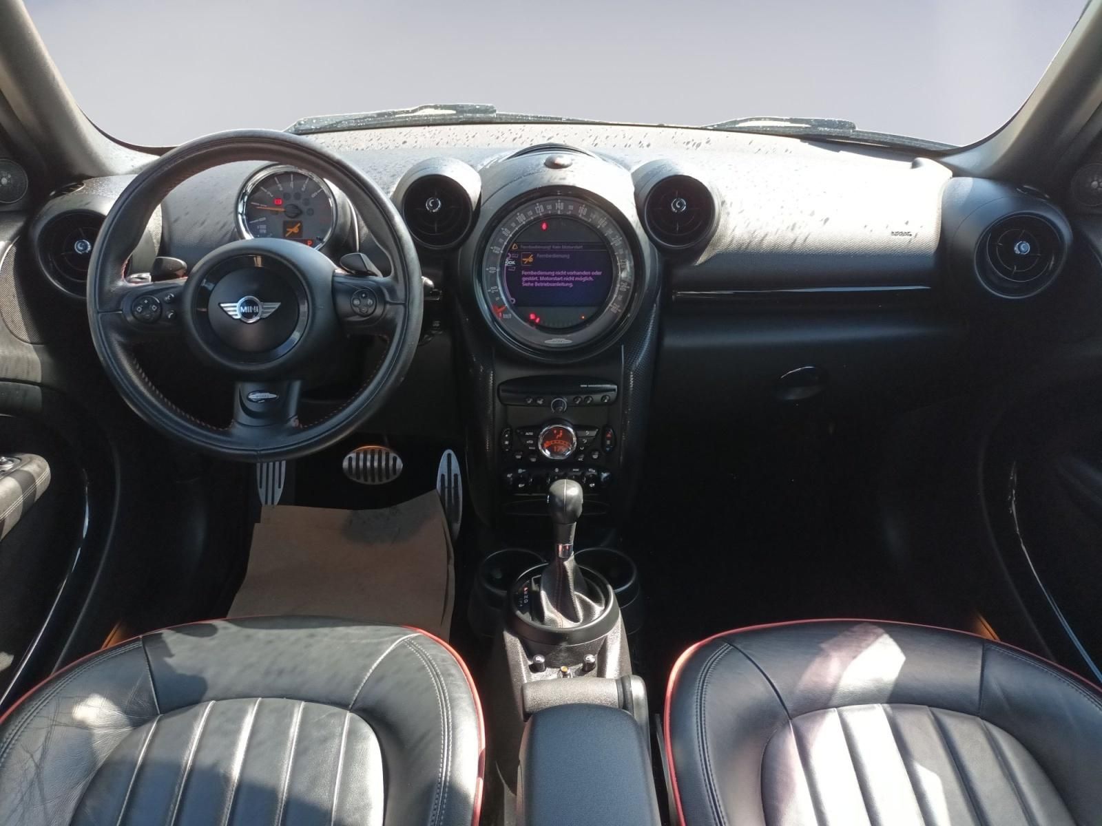 Mini Innenraum Cockpit mit Lenkrad, Schaltung und Ledersitzen
