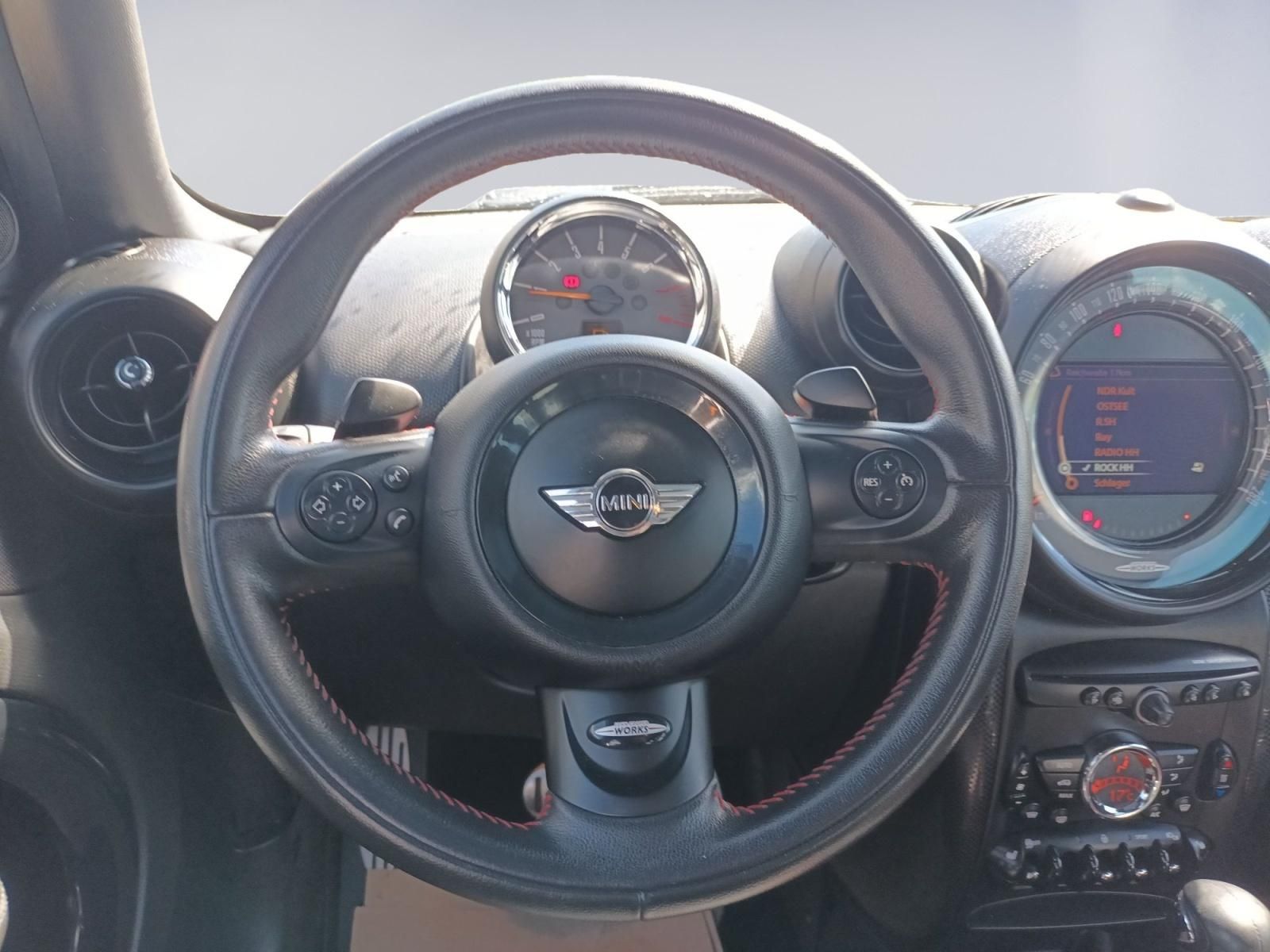 MINI Countryman JCW Cockpit Lenkrad und Tachoanzeige im Detail