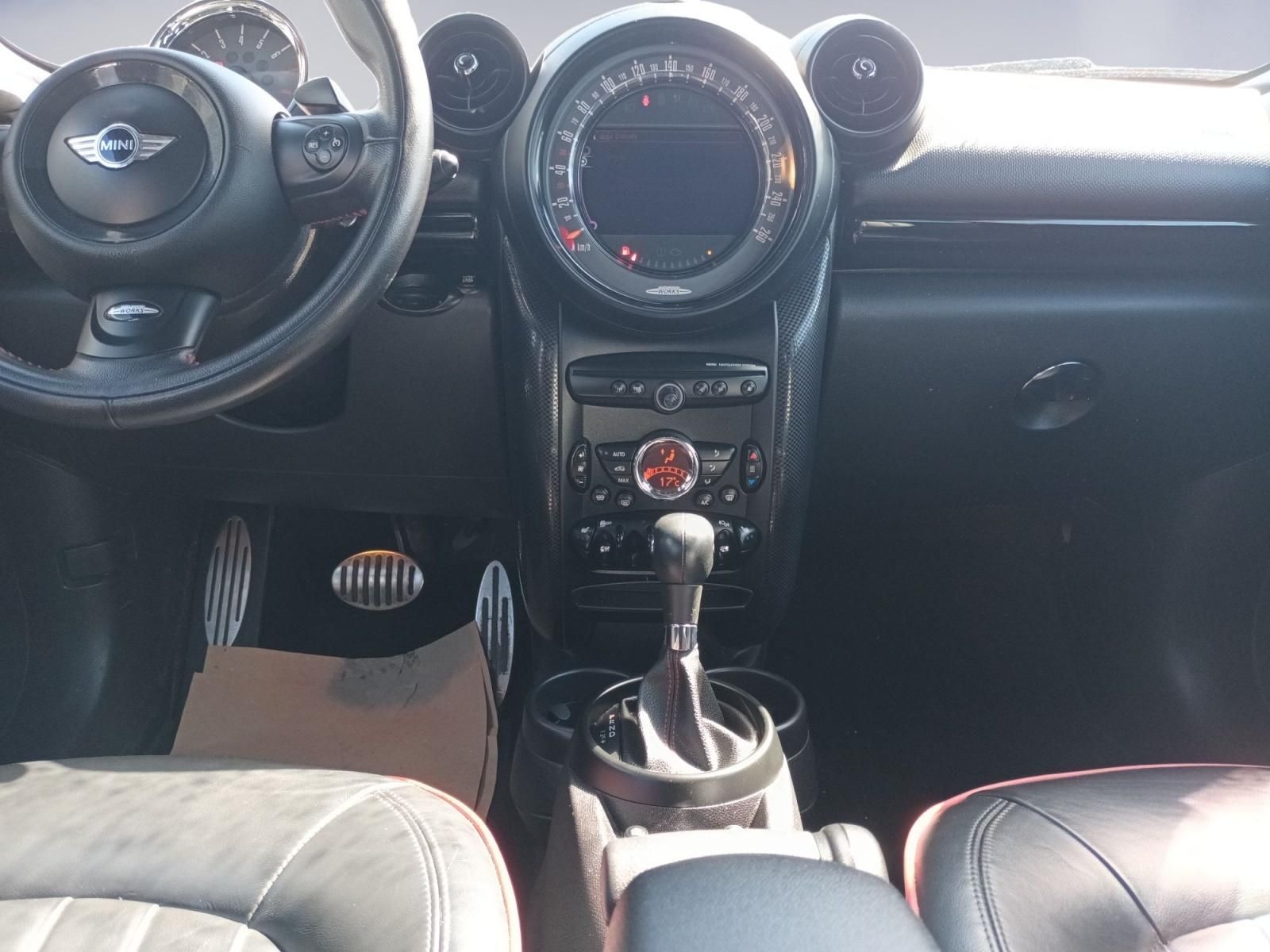MINI Countryman JCW Cockpit mit Lenkrad und Mittelkonsole im Detail