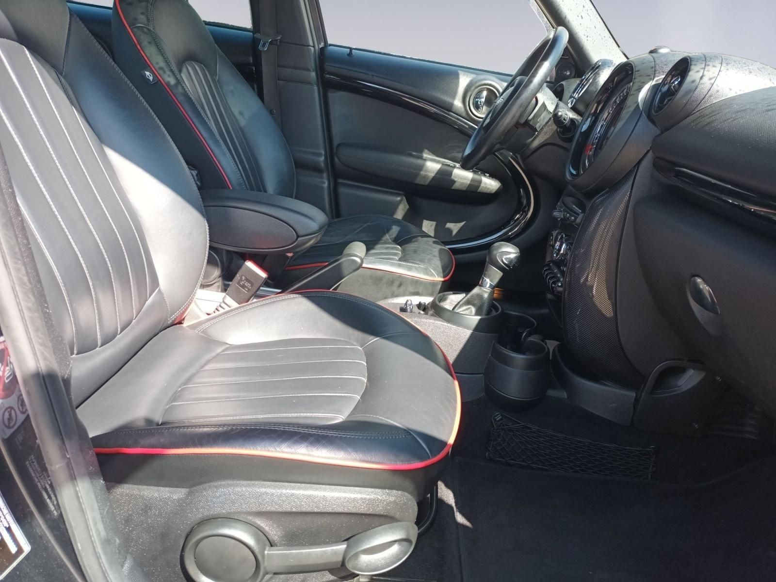 Innenraum MINI Countryman mit schwarzen Ledersitzen und Sportausstattung