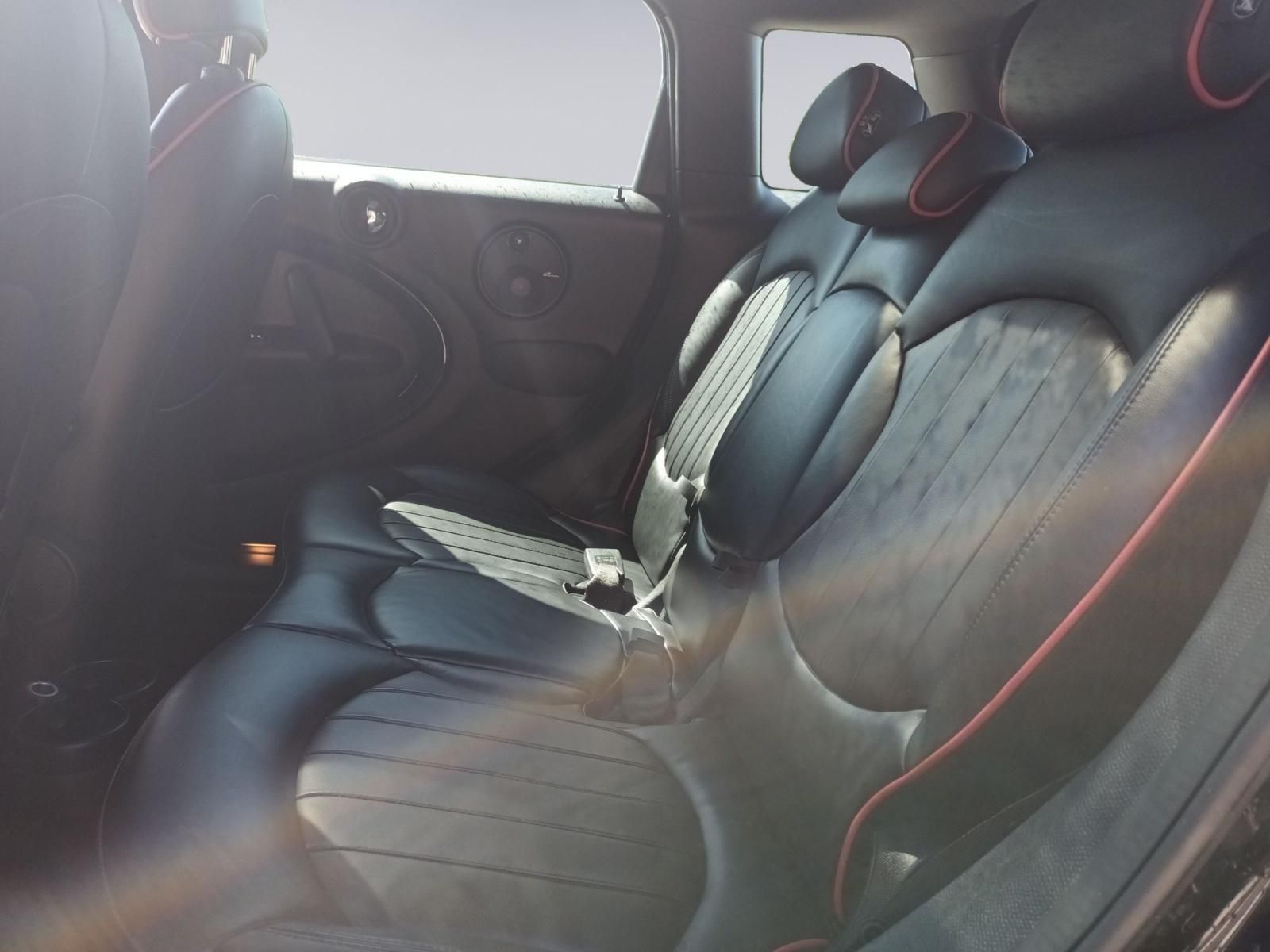 MINI Countryman Innenraum Rücksitze schwarzes Leder mit roten Akzenten