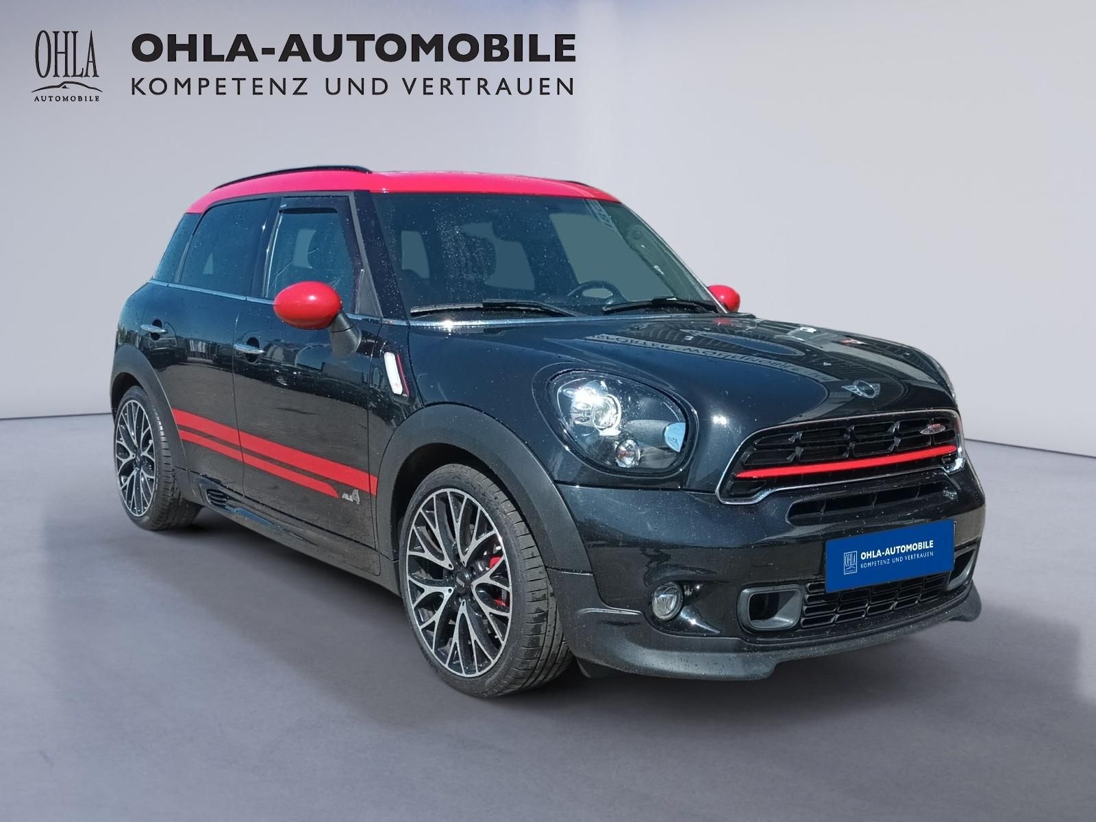 MINI Countryman JCW ALL4 schwarz mit rotem Dach Seitenansicht