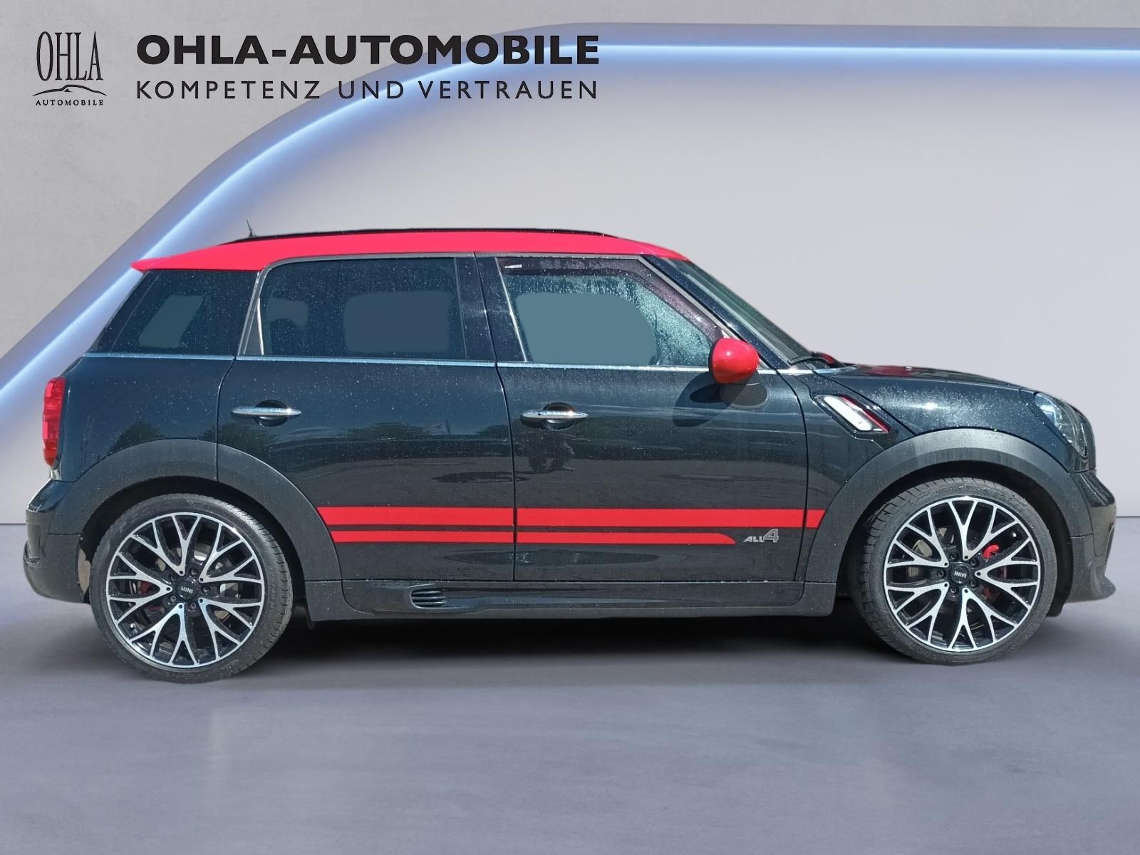 MINI Countryman ALL4 JCW Seitenansicht schwarz mit rotem Streifen und Dach