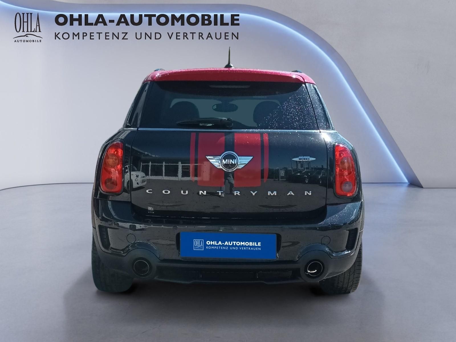 Mini Countryman JCW Heckansicht in schwarz mit roten Streifen