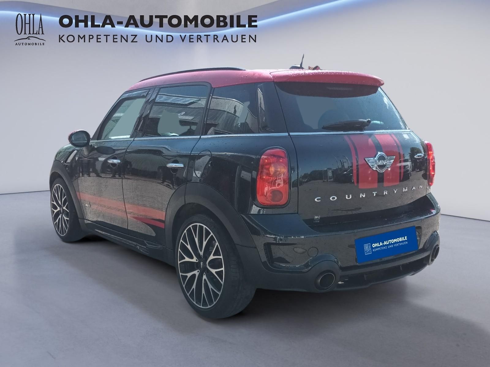 MINI Countryman schwarz-rot Heckansicht mit Alufelgen