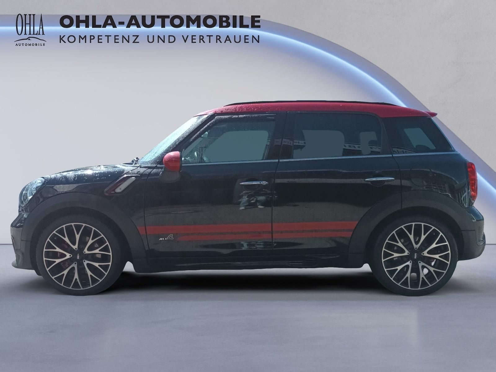 MINI Countryman JCW Seitenansicht schwarz mit rotem Dach und Streifen