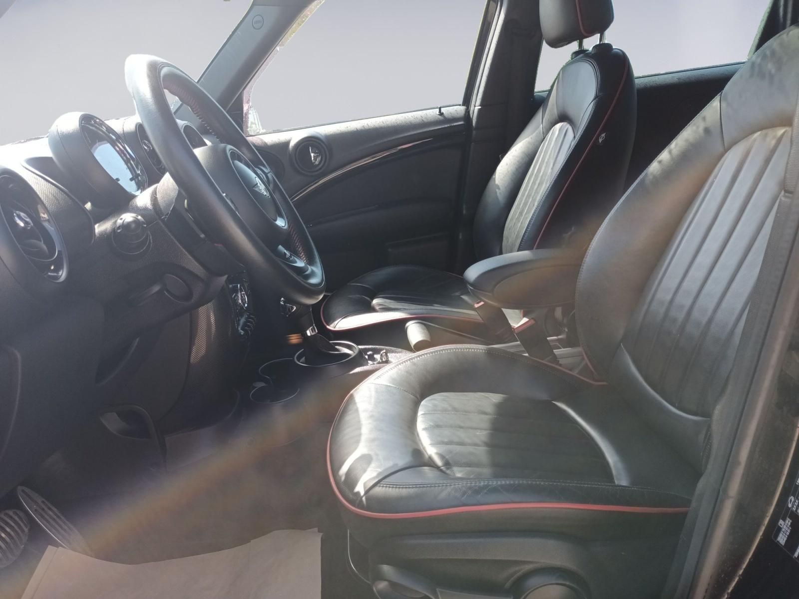 MINI Countryman Innenraum mit schwarzen Ledersitzen und roter Ziernaht