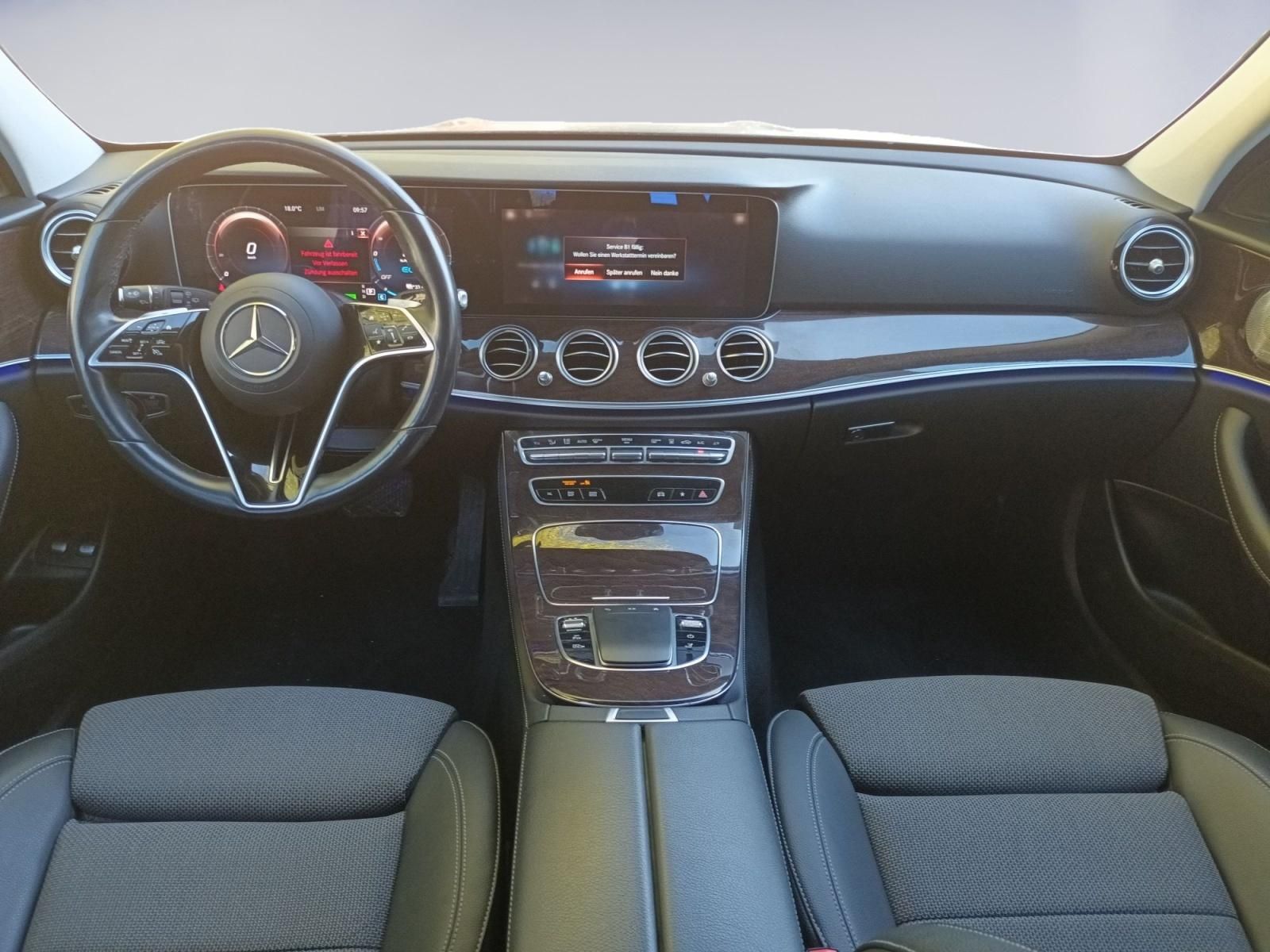 Mercedes-Benz Cockpit mit Lenkrad und Multimedia-Display