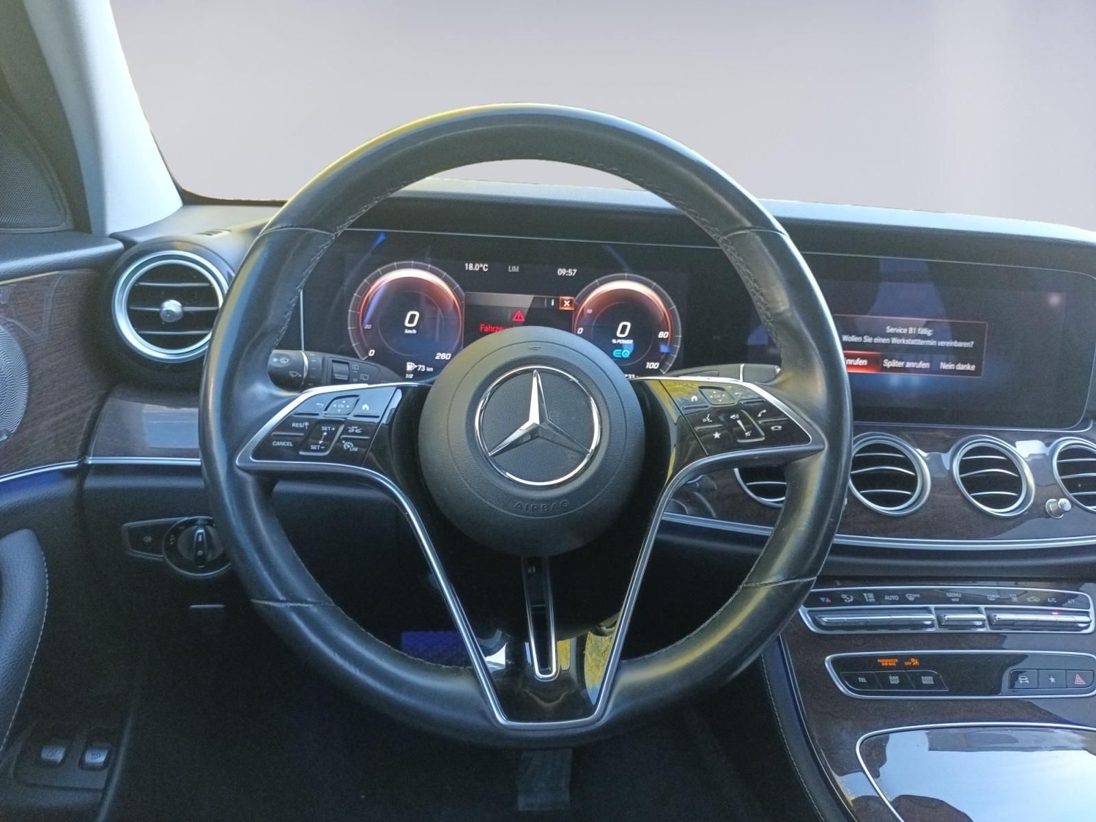 Mercedes-Benz Cockpit mit Lenkrad und Digitalanzeige im Innenraum