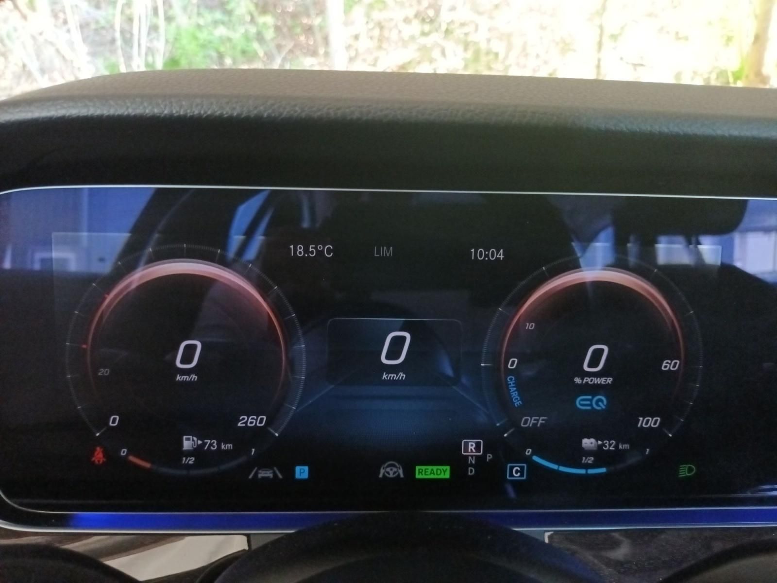 Digitales Cockpit Mercedes-Benz mit Tacho und EQ-Anzeige im Innenraum