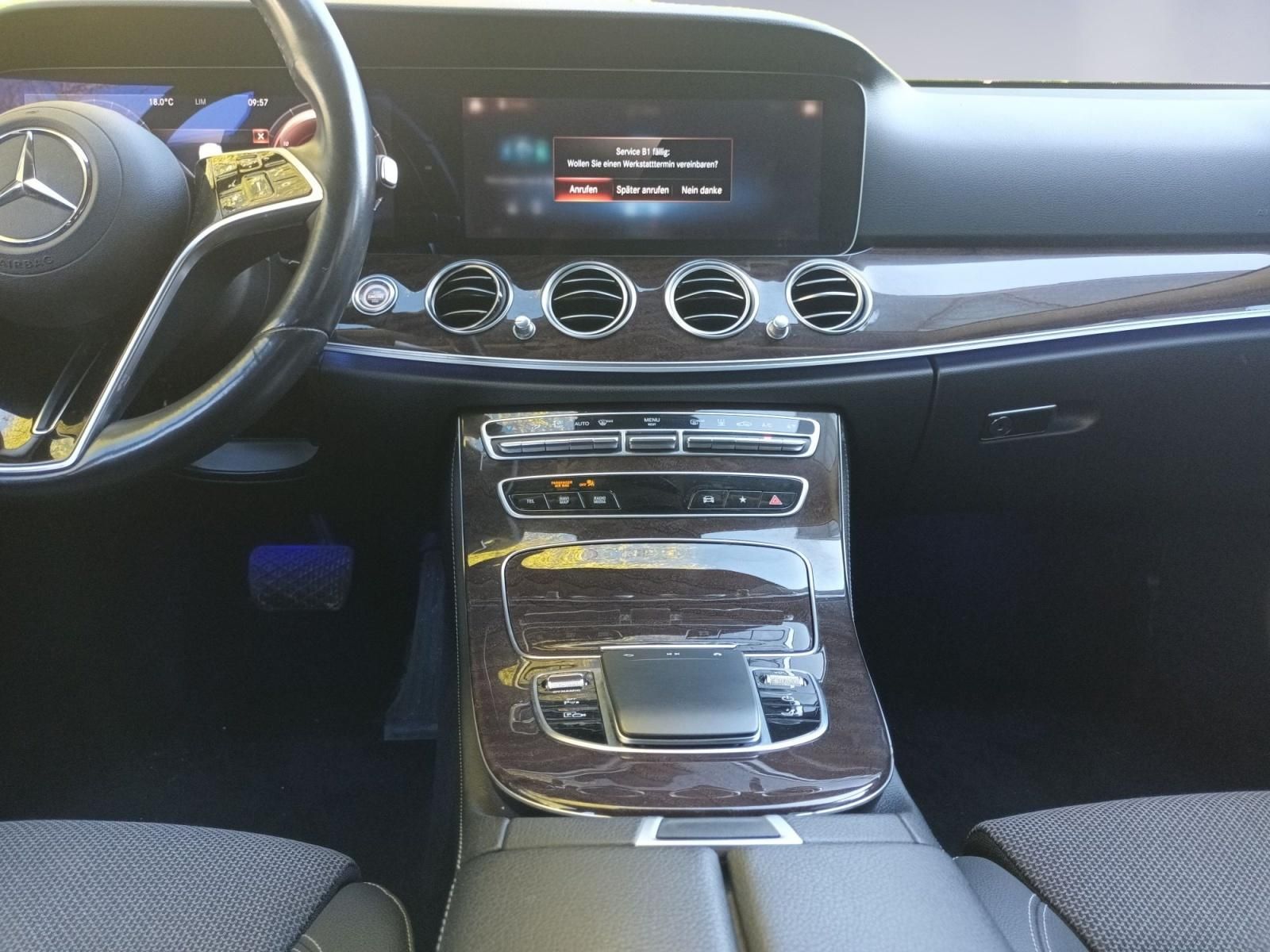 Mercedes-Benz E-Klasse Innenraum, Cockpit mit Multifunktionslenkrad